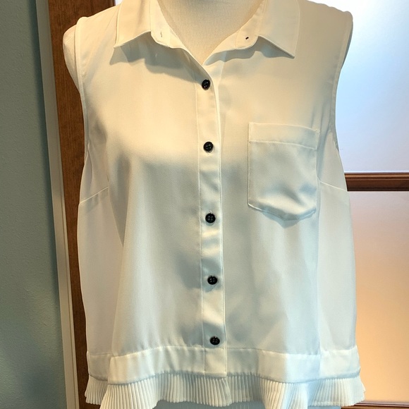 Cute white Cabi sleeveless blouse size medium - Picture 2 of 7